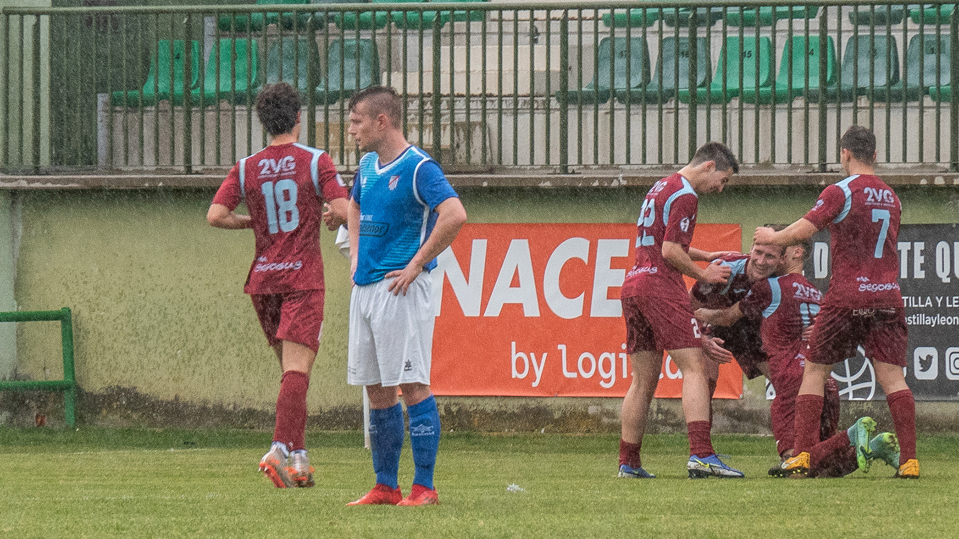 Los jugadores del CD La Granja celebran el primer gol del encuentro que marcó Peli./ NEREA LLORENTE