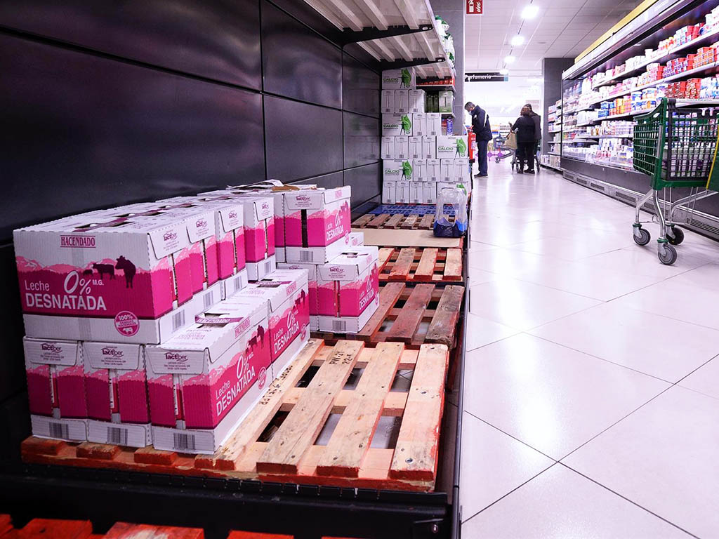 La FES insta al Gobierno "medidas urgentes" para frenar los problemas de distribución 1 Aspecto de un supermercado, en el pasillo de lácteos. / EFE - NACHO GALLEGO