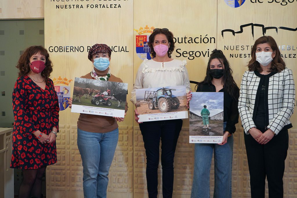 Las ganadoras del certamen muestran las fotos premiadas.  /E.A.