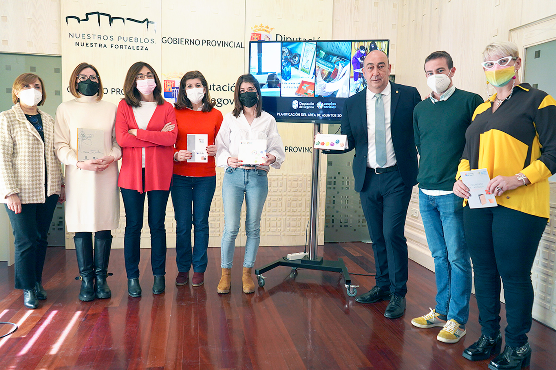 El presidente, junto a los técnicos del Área de Servicios Sociales. /E.A.