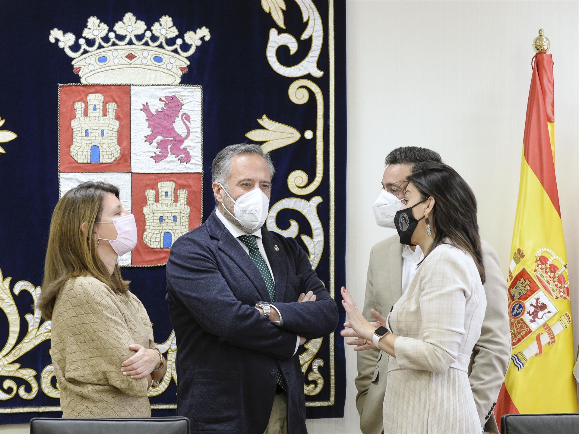 Vox informa a Mañueco de sus consejeros e insiste en cerrar "flecos totales" 1 El presidente de las Cortes de Castilla y León, Carlos Pollán (2i), conversa con los miembros de la Mesa del parlamento regional. EFE/Nacho Gallego