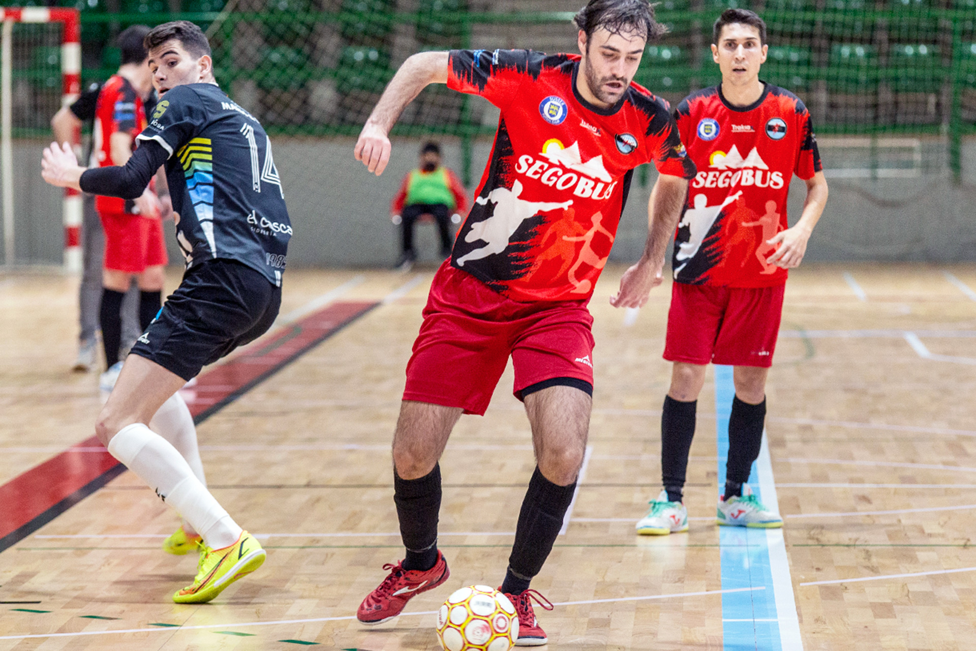 Óscar supera a un rival durante un encuentro anterior del Segosala Segobús./ NEREA LLORENTE