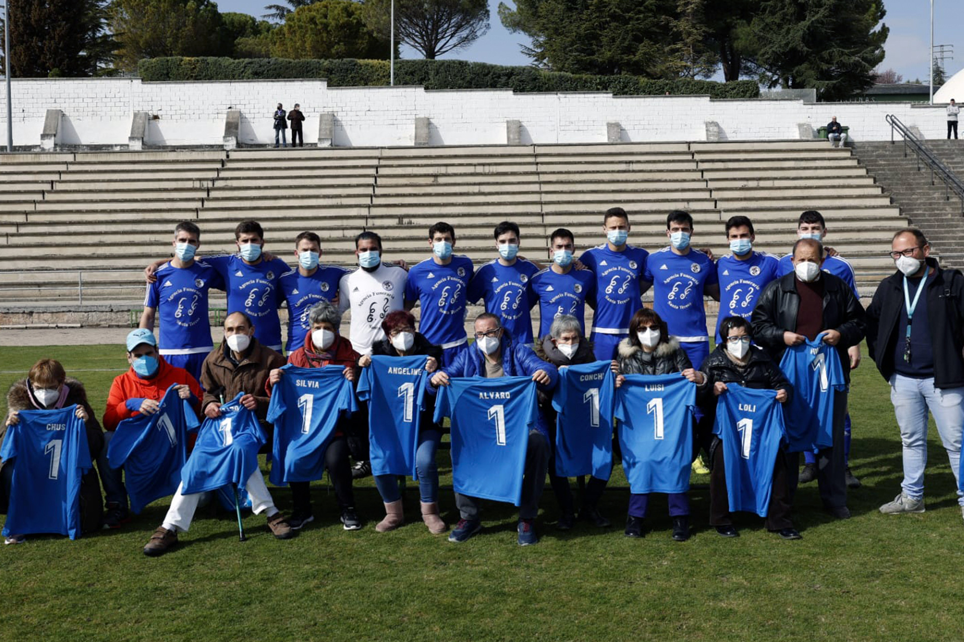 El once inicial del CD Cuéllar junto a los miembros de la Fundación Personas que vieron el partido./ RUBÉN DE MIGUEL