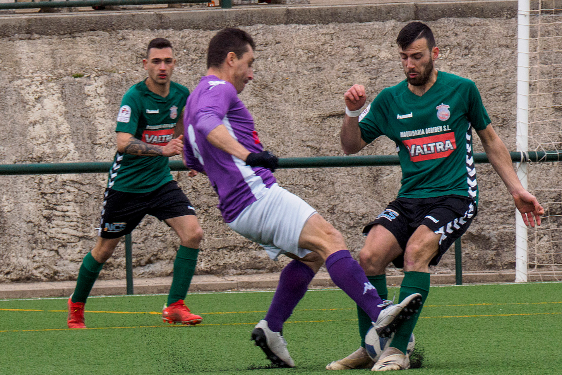 Los jugadores de Monteresma y Turégano chocan en la disputa de un balón dividido./ KAMARERO