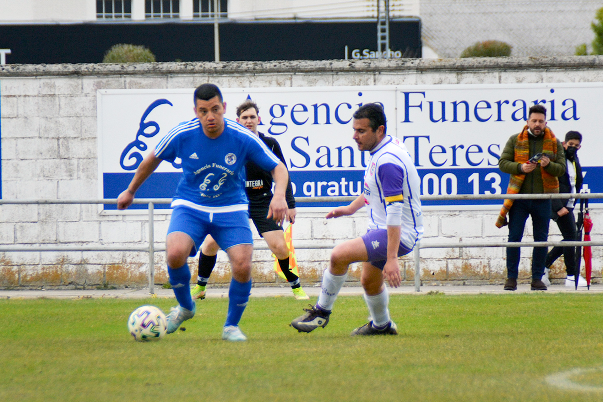 Un lance del duelo entre Cuéllar y Hontanares, disputado en Santa Clara. / CD CUÉLLAR