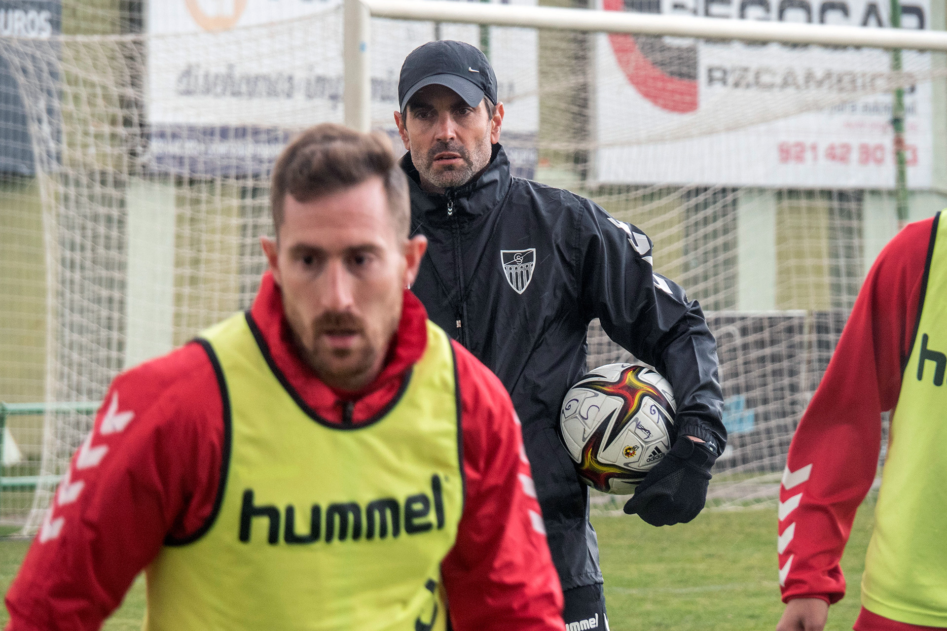 Ramsés observa las evoluciones del equipo durante un entrenamiento./ NEREA LLORENTE