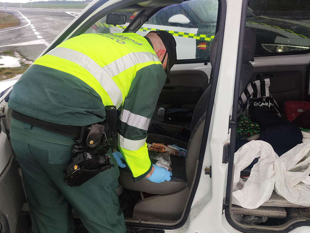 Un agente de la Guardia Civil revisa el vehículo. / GUARDIA CIVIL