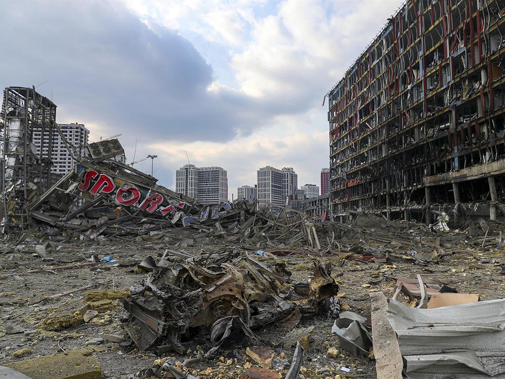 Vista general de los daños sufridos por el centro comercial que resultó dañado por el bombardeo del 21 de marzo por un ataque ruso en Kiev. / EFE - NUNO VEIGA