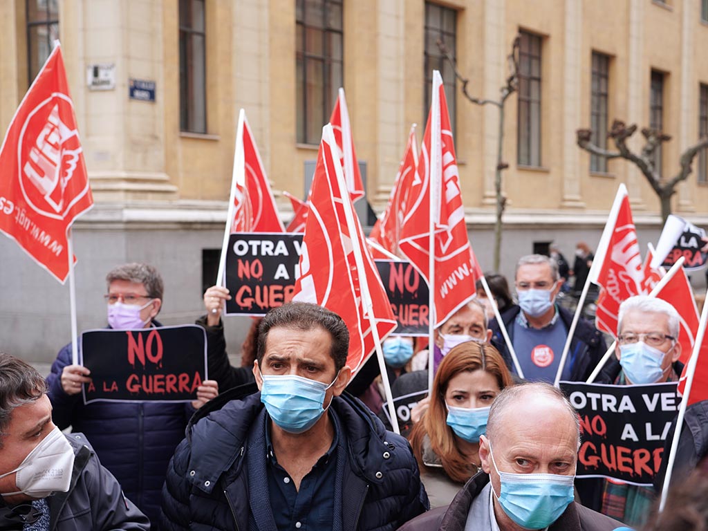 UGT y CC.OO se concentran contra la guerra y por dignidad para los refugiados 1 El secretario general de UGT en Castilla y León, Faustino Temprano, y su homólogo en CCOO Castilla y León, Vicente Andrés, encabezan la concentración de ambos sindicatos en contra de la invasión de Rusia en Ucrania. / ICAL - MIRIAM CHACÓN
