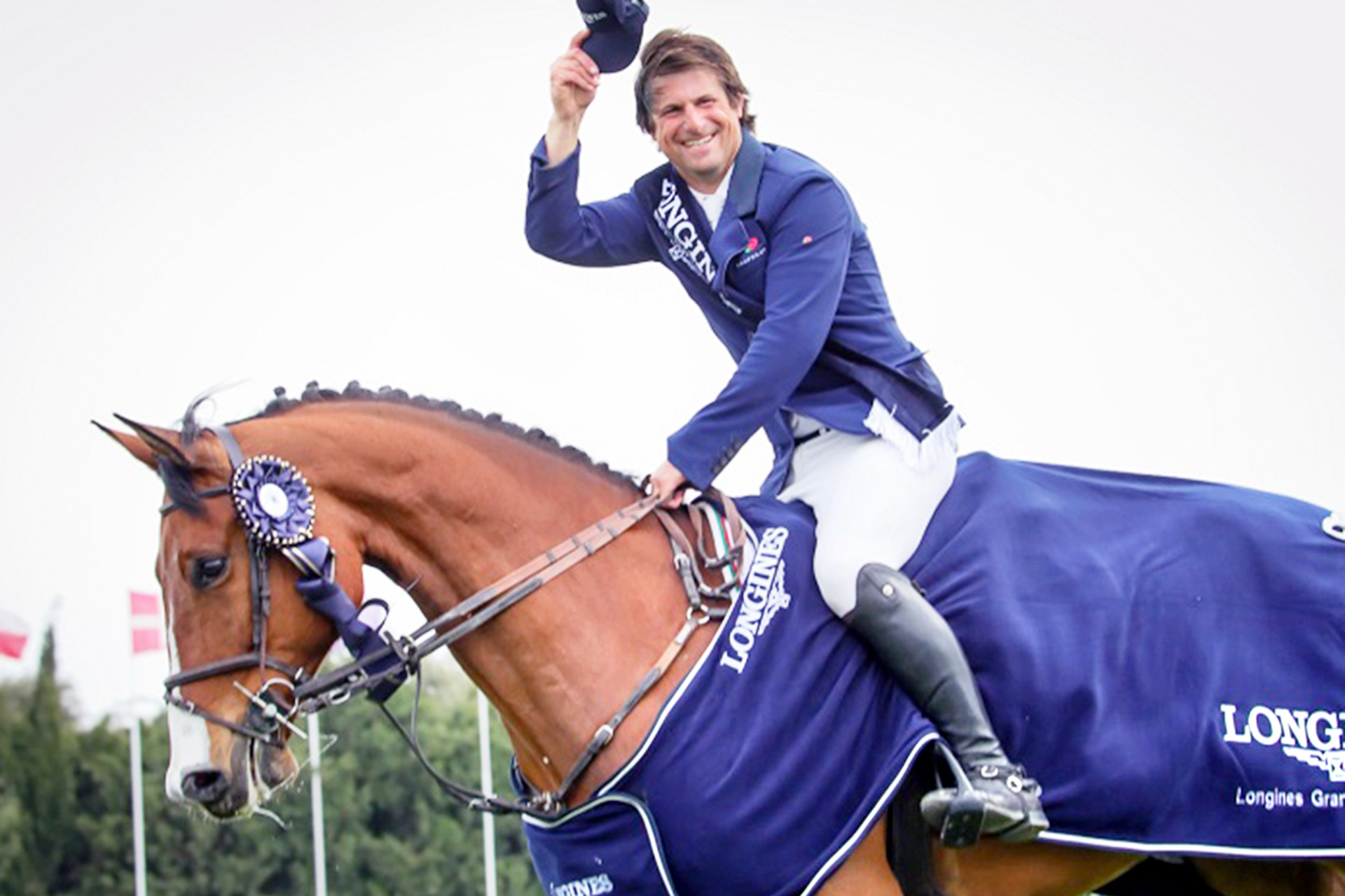 Enrique Camiruaga, sobre ‘Vintage’, saluda tras terminar sin fallo el recorrido del Trofeo Longines. / EL ADELANTADO