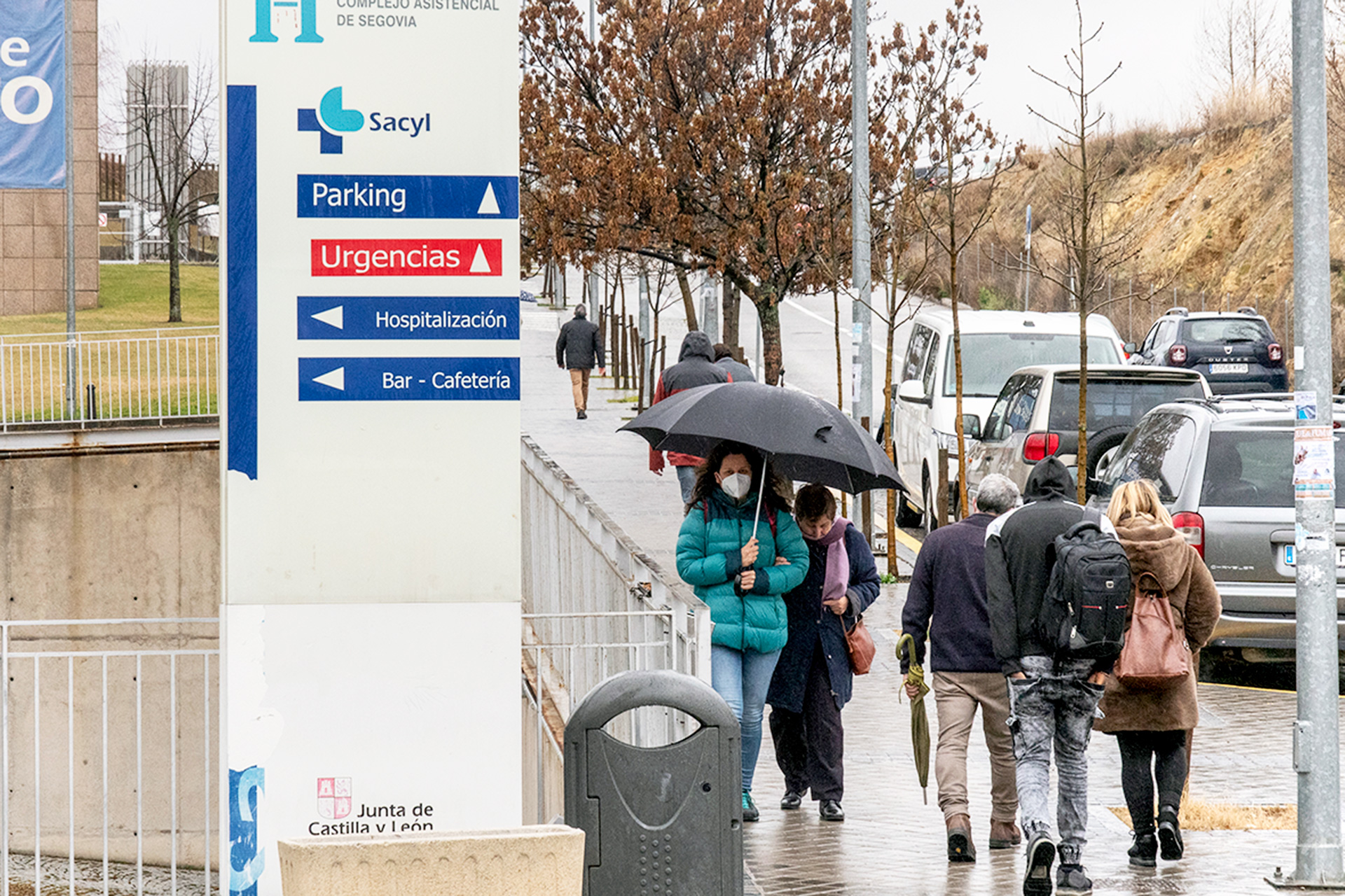 El Complejo Asistencial recupera la normalidad de acceso aunque controla las visitas a los hospitalizados./ NEREA LLORENTE
