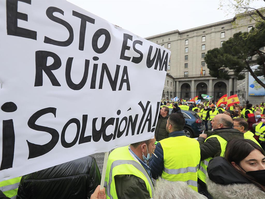 La plataforma de transportistas de mercancías que convocó el paro del sector se manifiesta en Madrid para que el Gobierno "visualice a las miles de familias" que representa el colectivo. / EFE - FERNANDO ALVARADO
