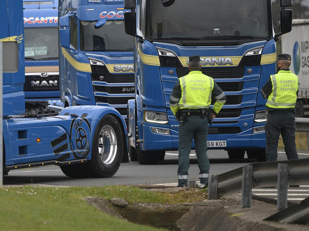 Huelga de transportistas. / EFE - PEDRO PUENTES HOYOS