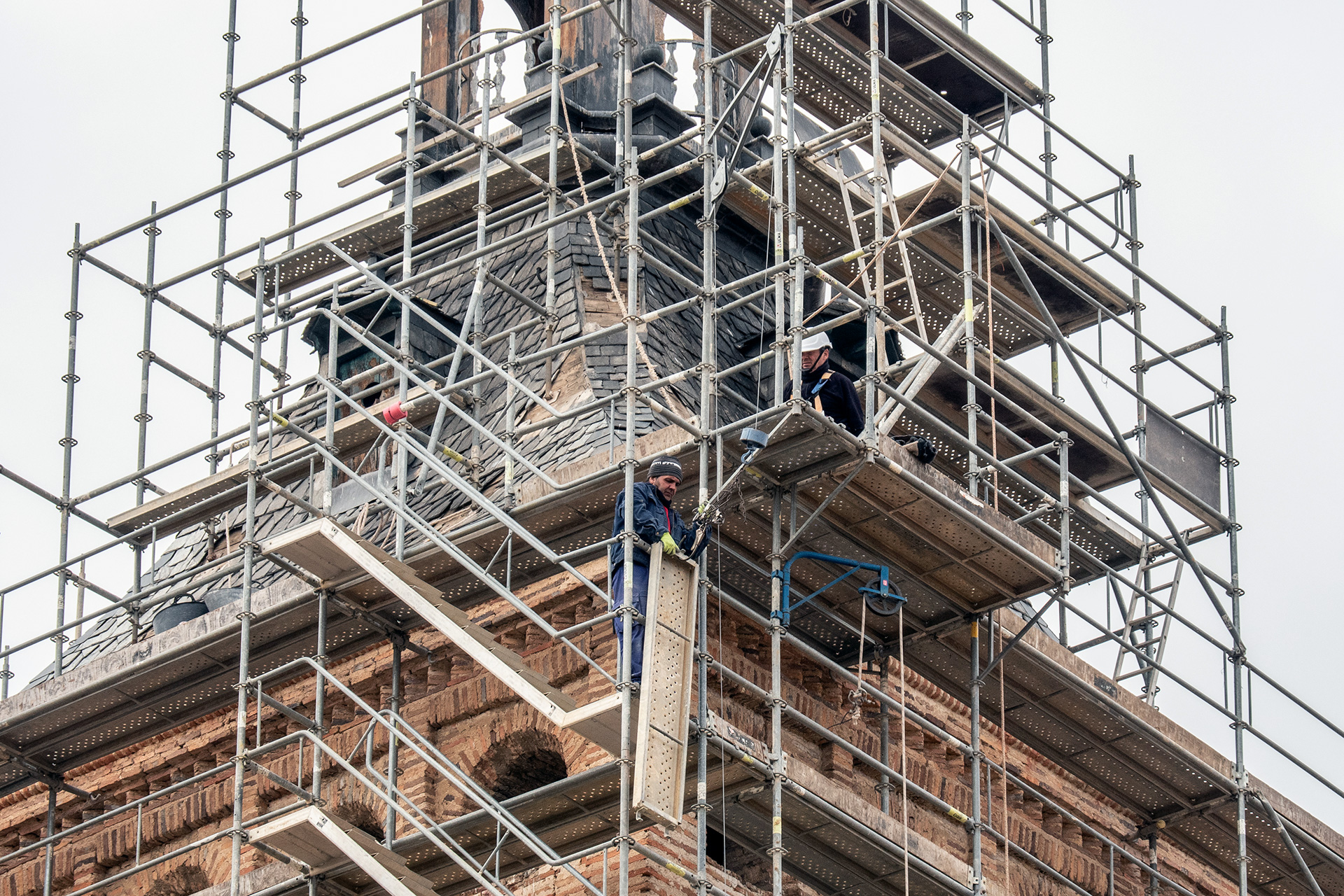 Obreros en la torre de la iglesia de San Martín. / NEREA LLORENTE