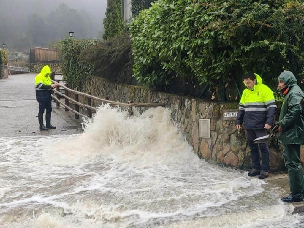 Calles inundadas en La Estación de El Espinar. / AYUNTAMIENTO DE EL ESPINAR - ICAL