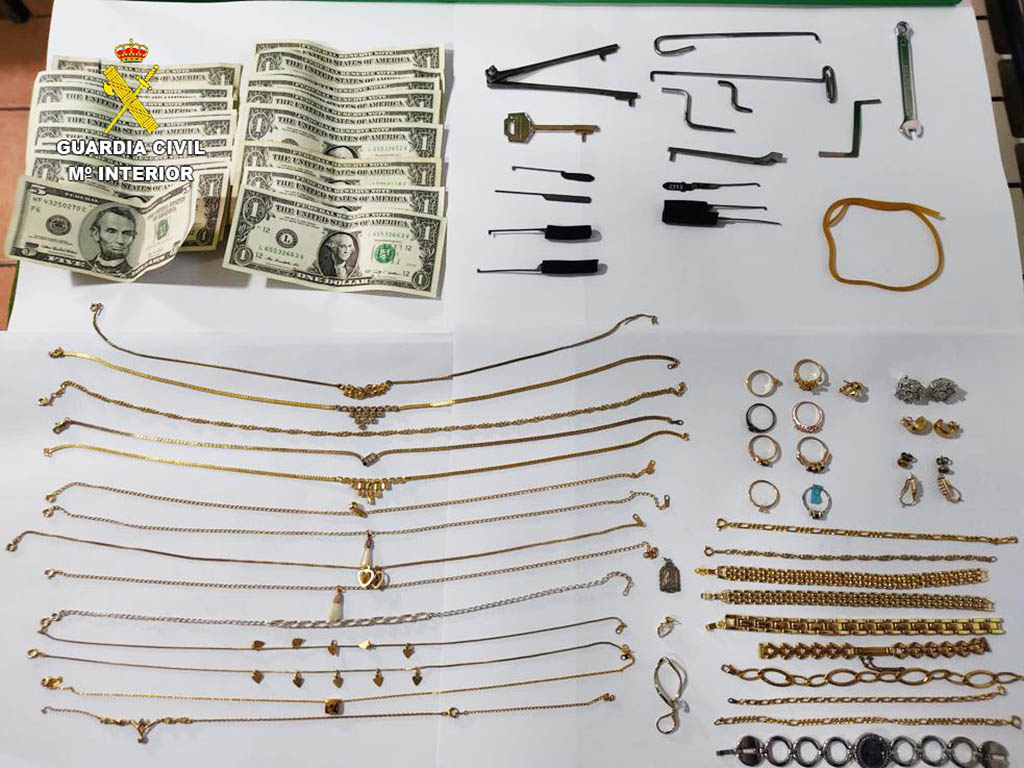 Joyas y dinero interceptado en la operación. / GUARDIA CIVIL
