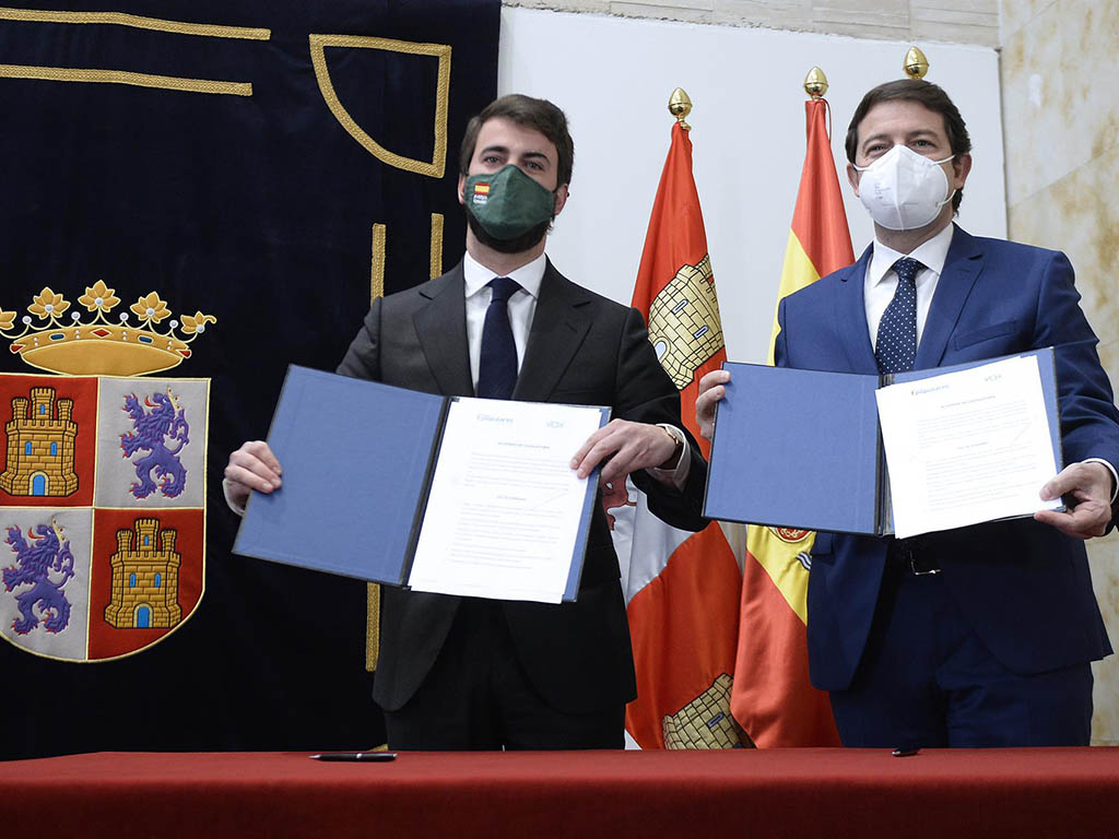 Juan García-Gallardo (Vox) y Alfonso Fernández Mañueco. / EFE - NACHO GALLEGO