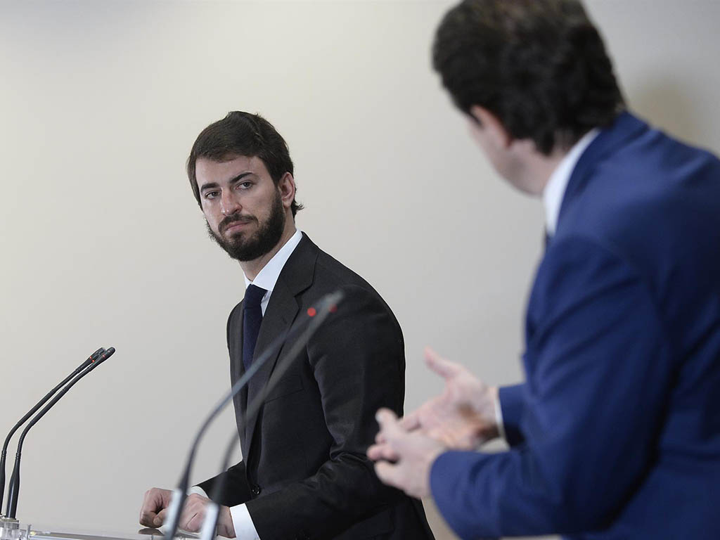 El presidente en funciones de la Junta de Castilla y León, Alfonso Fernández Mañueco (d), y el candidato de Vox a la presidencia , Juan García-Gallardo (i). / EFE - NACHO GALLEGO