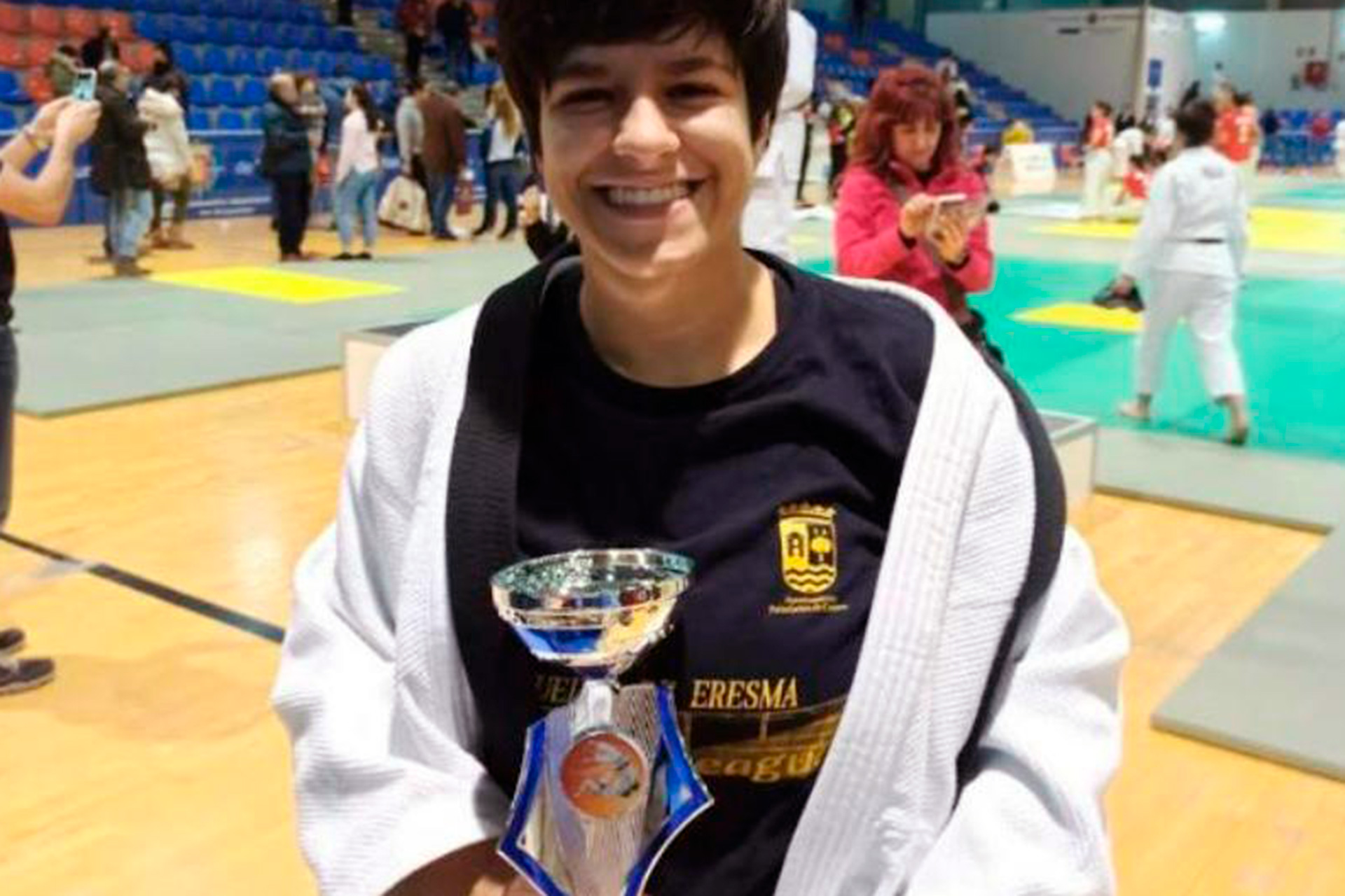 Sara Iglesias, con su trofeo tras ganar la fase autonómica./ E.A.