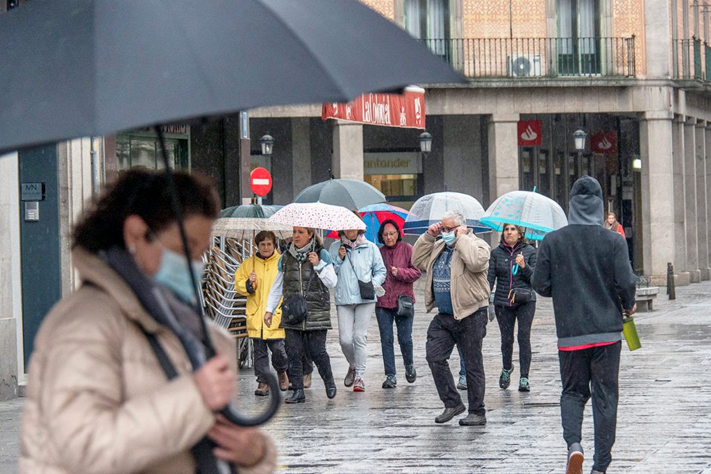 lluvia paraguas mal tiempo 10