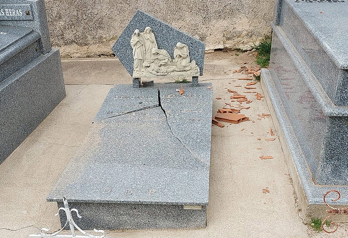 Desperfectos en una de las lápidas del cementerio de Madrona. / EL ADELANTADO