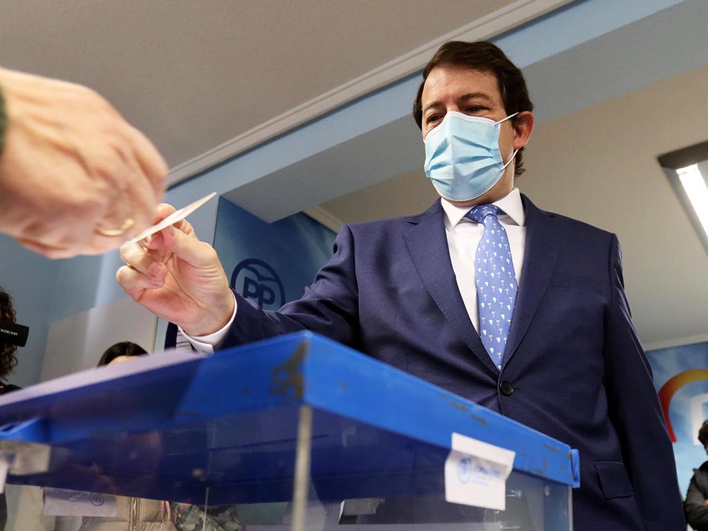 El presidente del PP de Castilla y León, Alfonso Fernández Mañueco, vota este lunes en Salamanca para el proceso de primarias del PP ante el congreso nacional extraordinario del 1 y 2 de abril. / EFE - J.M. GARCÍA