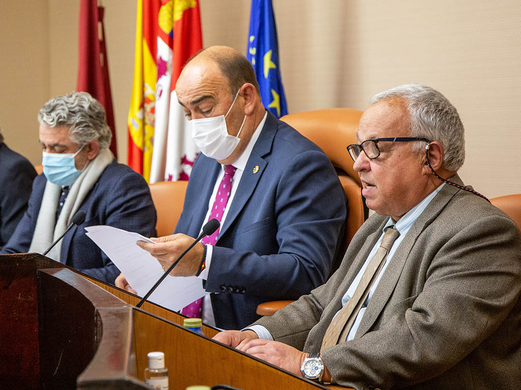 El vicepresidente de la Diputación, José María Bravo; el presidente de la insitución provincial, Miguel Ángel de Vicente; y Gonzalo Santonja. / NEREA LLORENTE