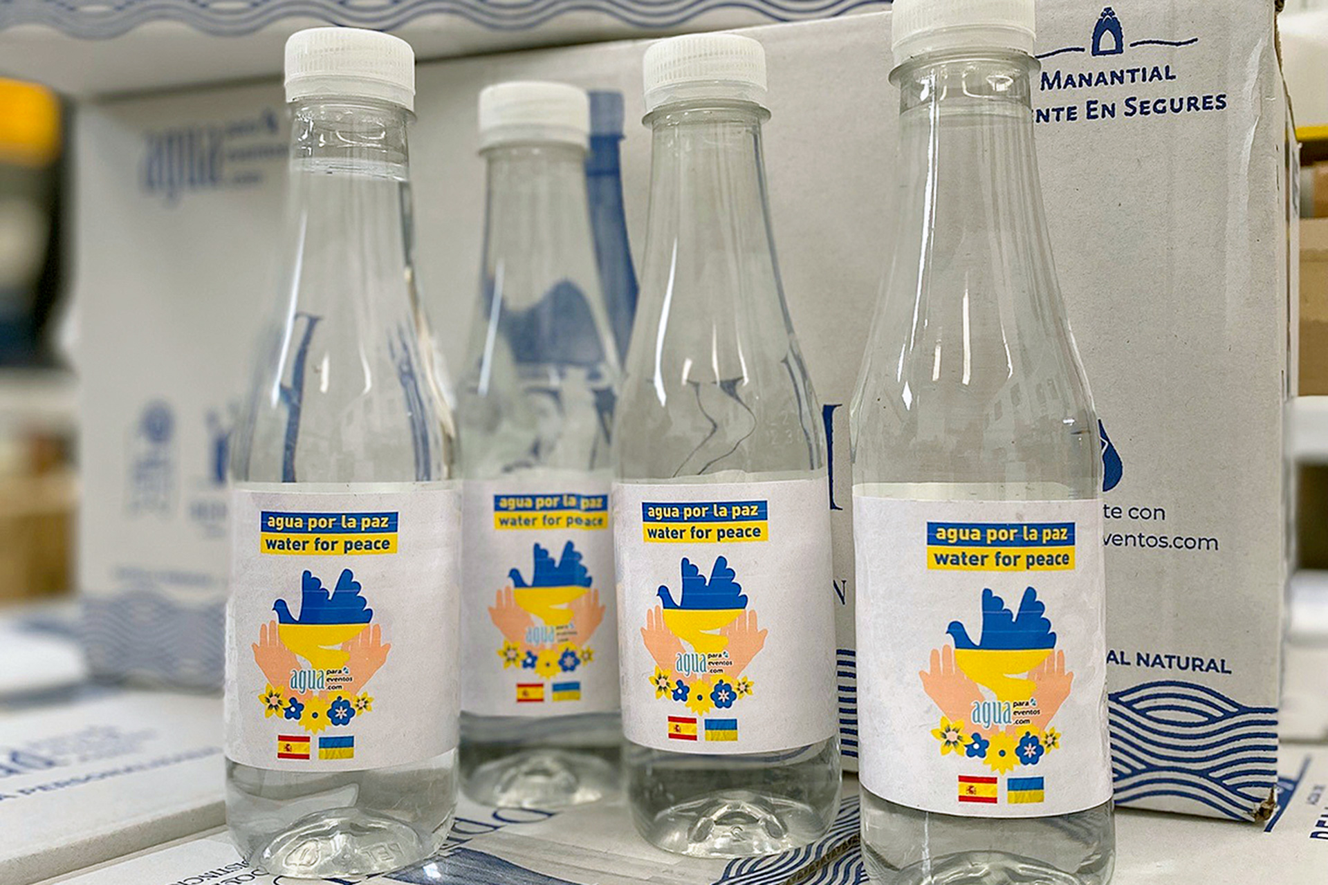 Las botellas se han personalizado con el lema ‘Agua por la paz’. / E.A.