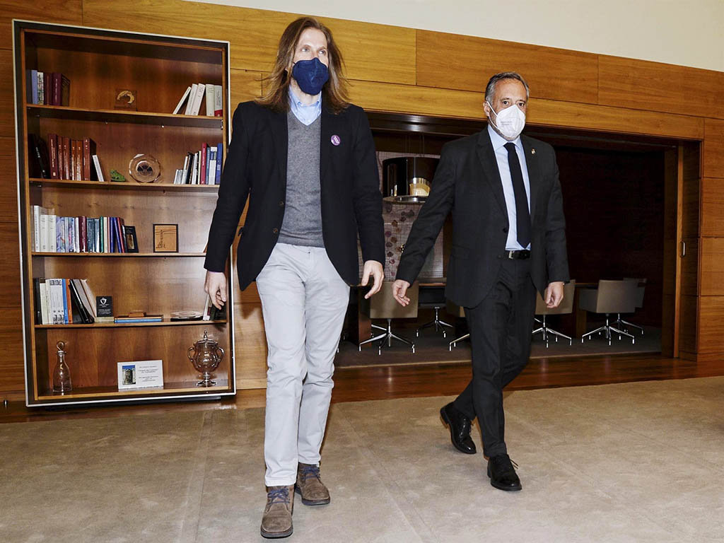 El procurador de Podemos , Pablo Fernández, y el presidente de las Cortes, Carlos Pollán (Vox), en el marco de la ronda de contactos que mantiene con los grupos parlamentarios previa a la sesión de investidura. / EFE - NACHO GALLEGO