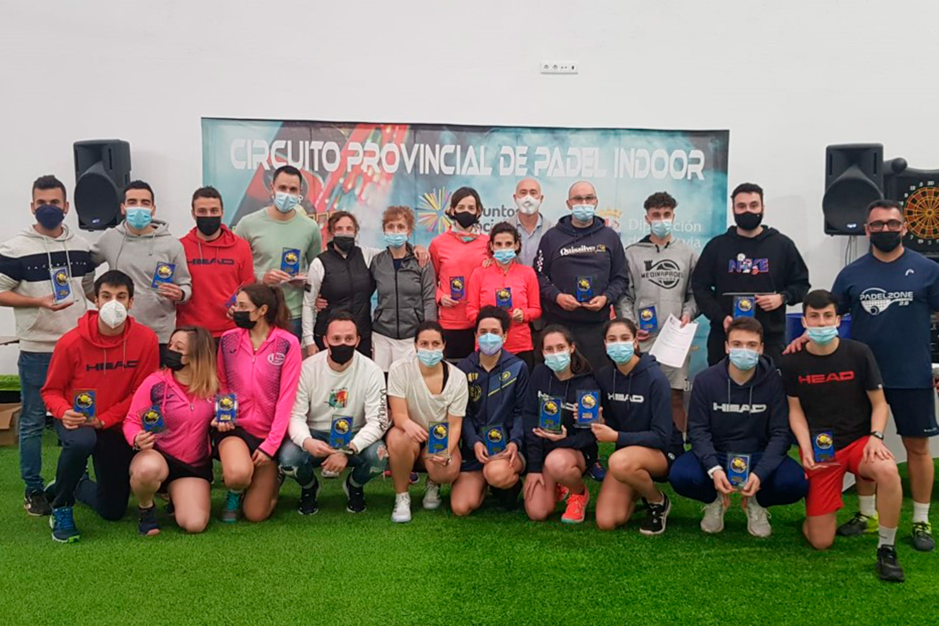 Foto de familia de los ganadores y finalistas de la segunda jornada del Circuito Provincial de pádel./ DIPUTACIÓN
