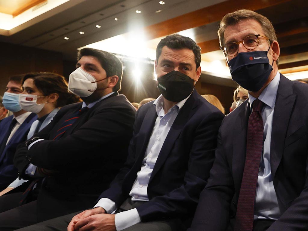 Feijóo: "El PP no es Vox, ni lo ha sido ni lo será" 1 El presidente de Galicia, Alberto Núñez Feijóo (d) acompañado del presidente de Andalucía, José Manuel Moreno Bonilla (2d), el presidente de Murcia, Fernando López Miras (3d), la presidenta de la Comunidad de Madrid, Isabel Díaz Ayuso (4d) y el presidente de Castilla y León, Alfonso Fernández Mañueco (5d) durante la Junta Directiva Nacional del Partido Popular en Madrid. / EFE - JAVIER LIZÓN