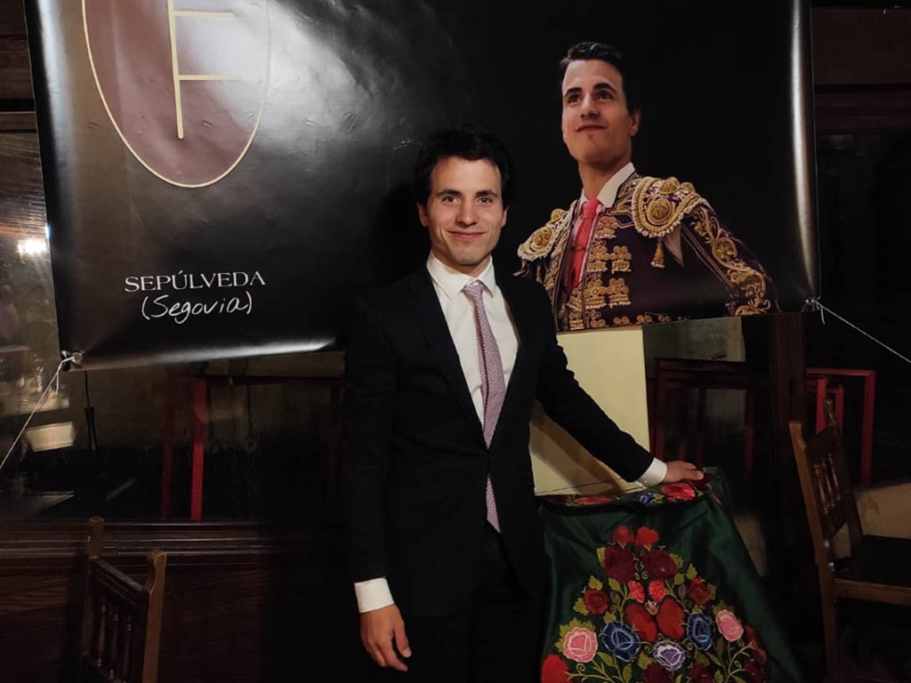 El novillero sepulveda Eusebio Fernández, durante la presentación de la peña taurina. / EL ADELANTADO