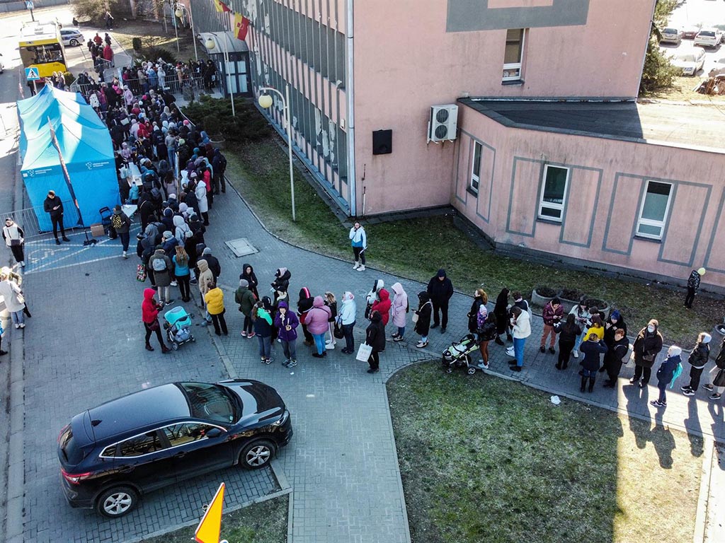 Vista aérea de una fila de refugiados ucranianos en Polonia. / EFE - EPA - GRZEGORZ MICHALOWSKI
