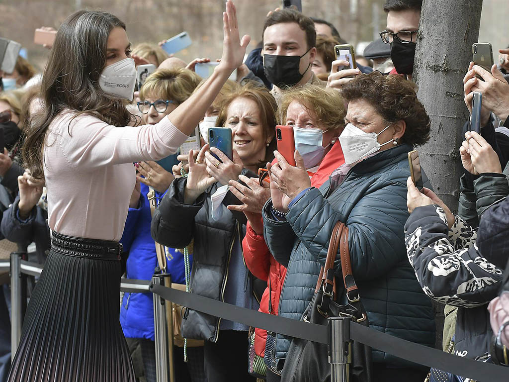La reina Letizia saluda tras presidir este martes el acto oficial por el Día Mundial de las Enfermedades Raras. / EFE - J.CASARES