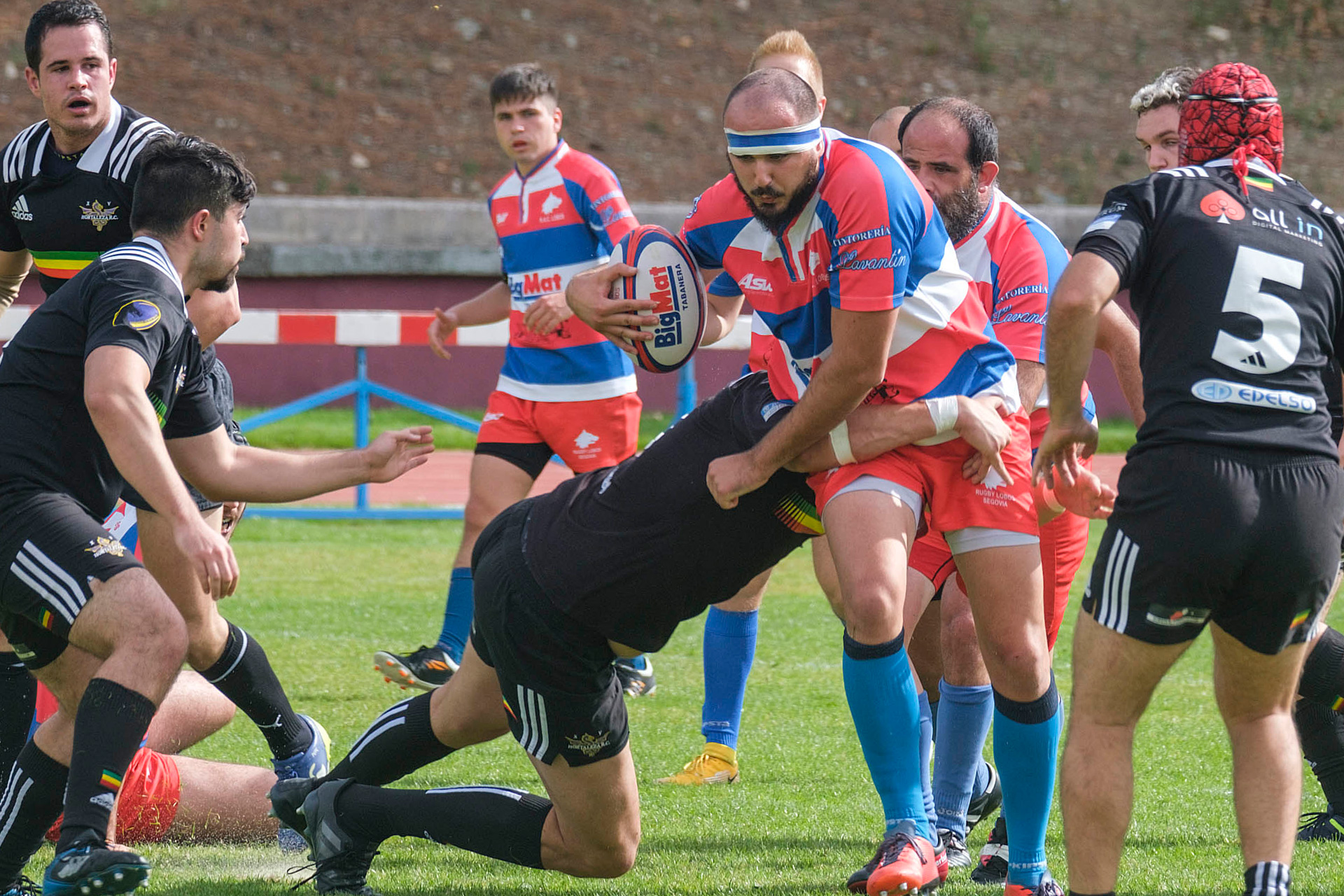 El jugador del BigMat Tabanera avanza pese a la oposición del rival./ KAMARERO