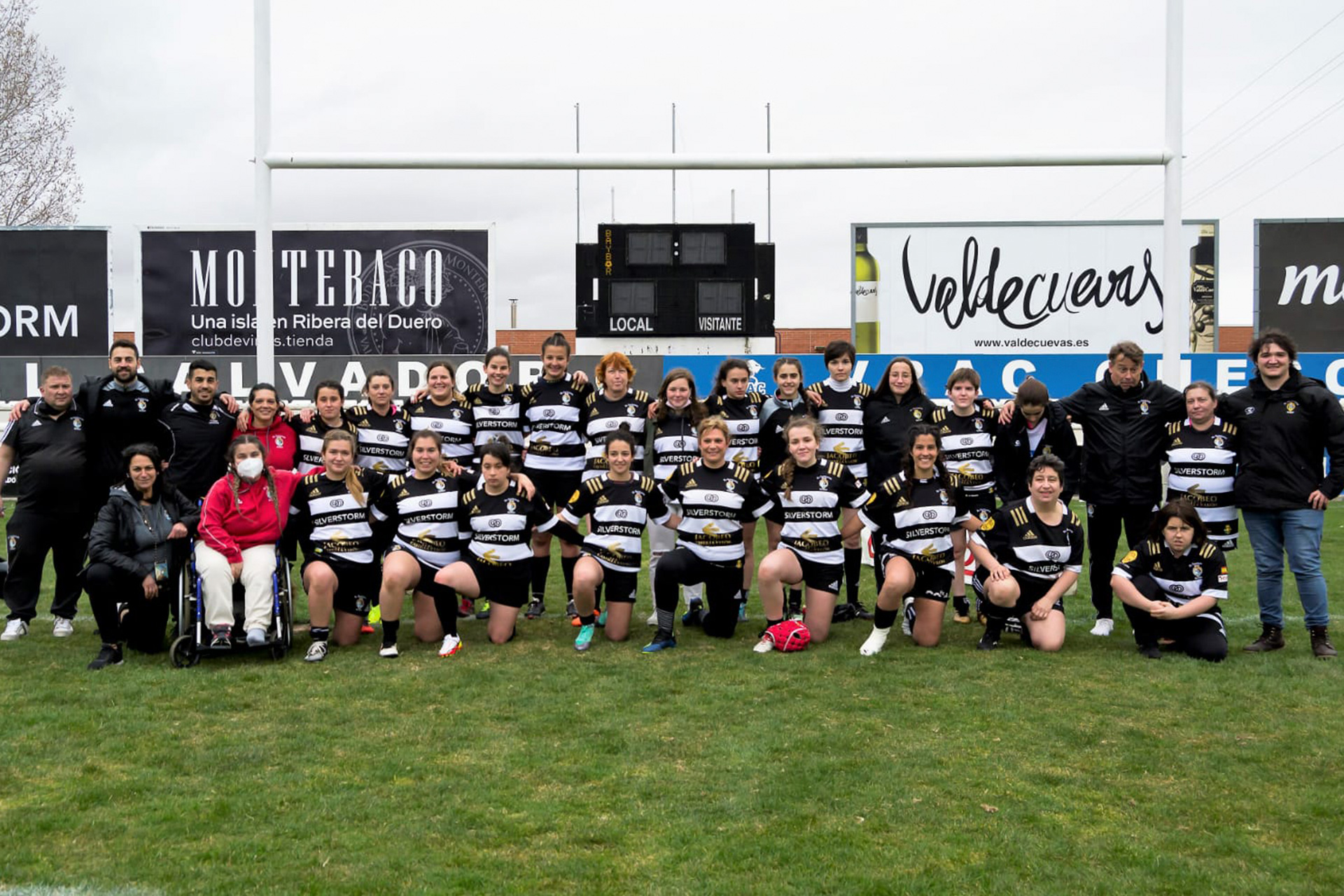 Componentes del equipo de El Salvador, en el que se integran las segovianas Celia y Tamara./ ALMU HERNÁNDEZ