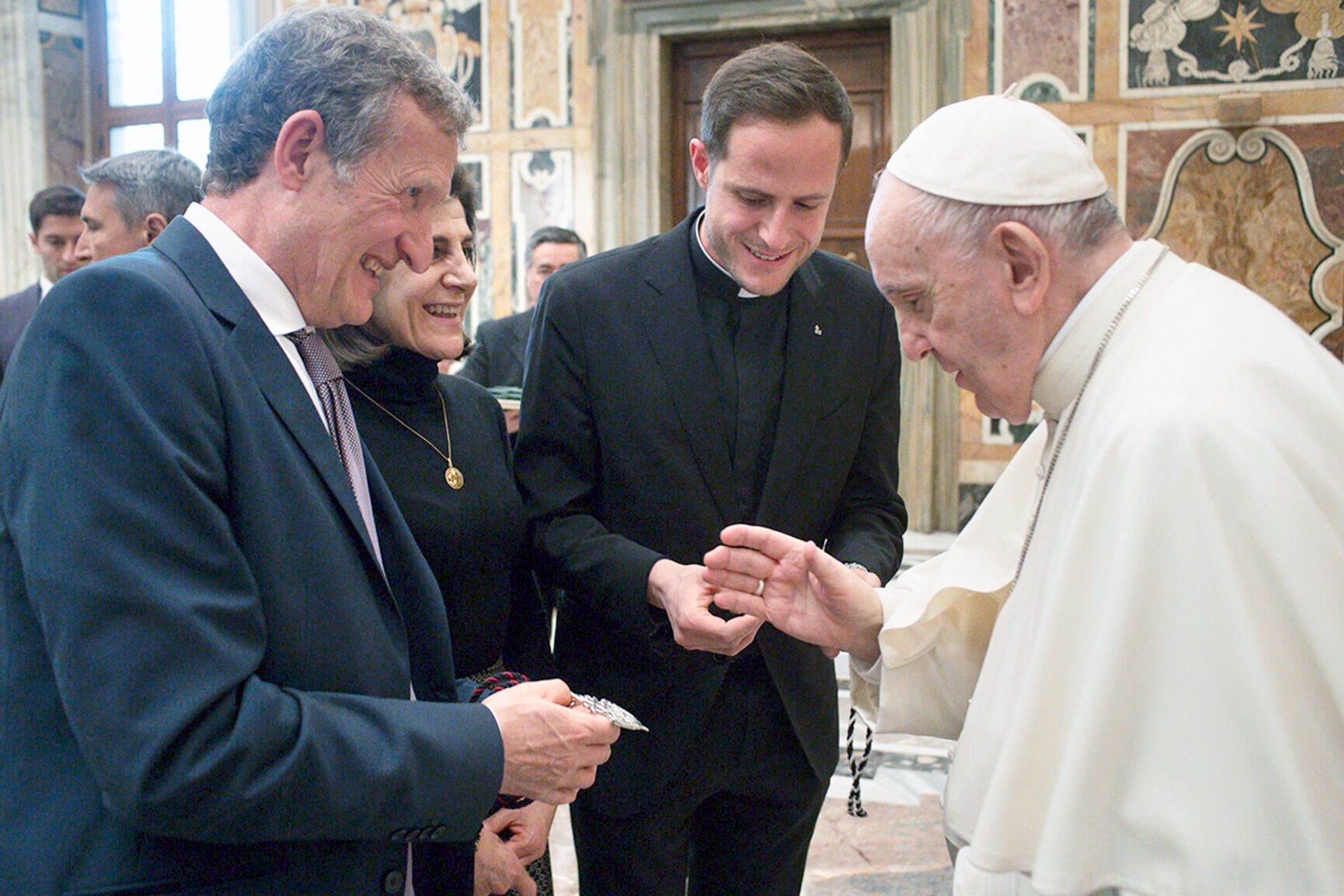 El papa bendice las medallas cofrades ante la familia Cuesta. /L'OSSERVATORE ROMANO