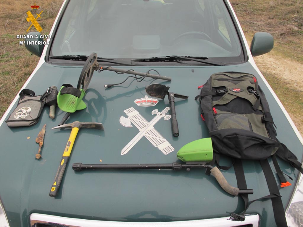 Detectores de metales y otros elementos interceptados. / GUARDIA CIVIL