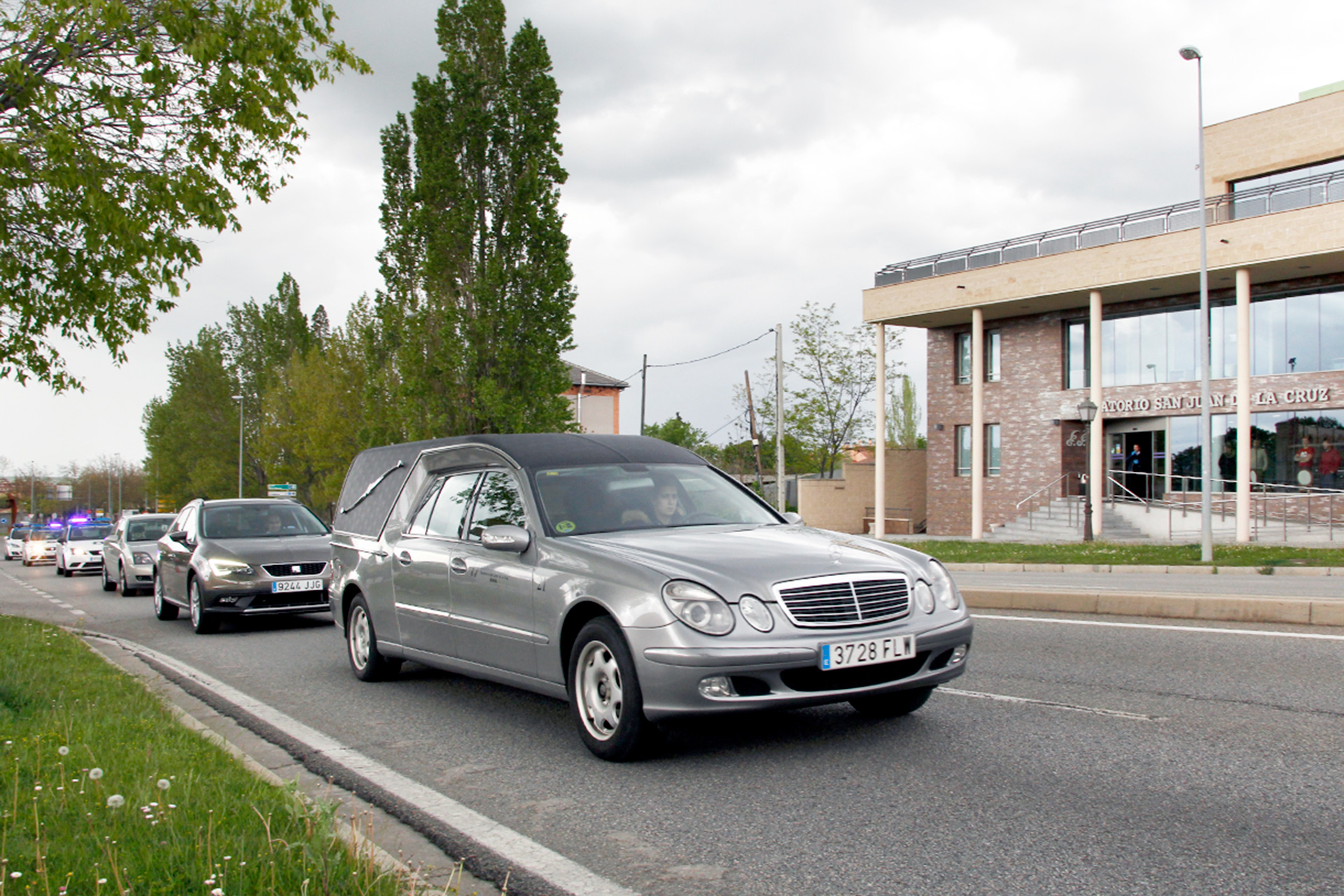 Un coche fúnebre circula frente al Tanatorio San Juan de la Cruz. / NEREA LLORENTE