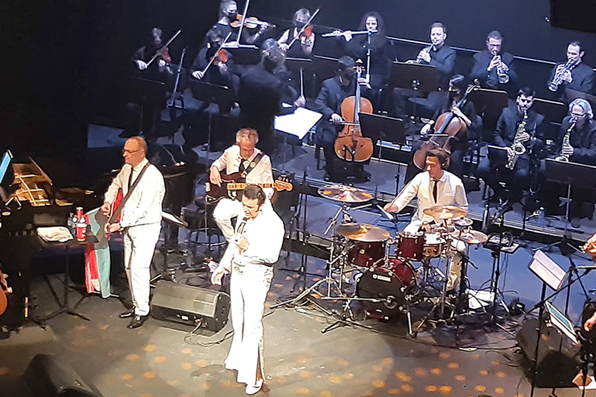 Un momento del espectáculo 'Elvis sinfónico', en el Teatro Juan Bravo