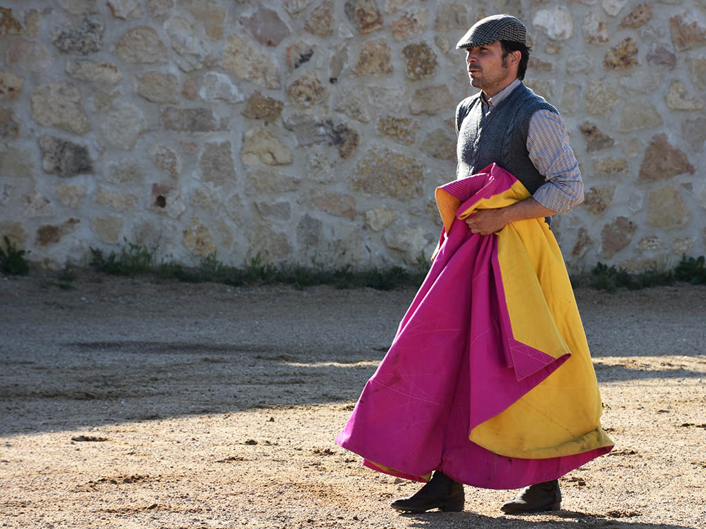 El diestro cuellarano Javier Herrero, en un tentadero. / A.M.