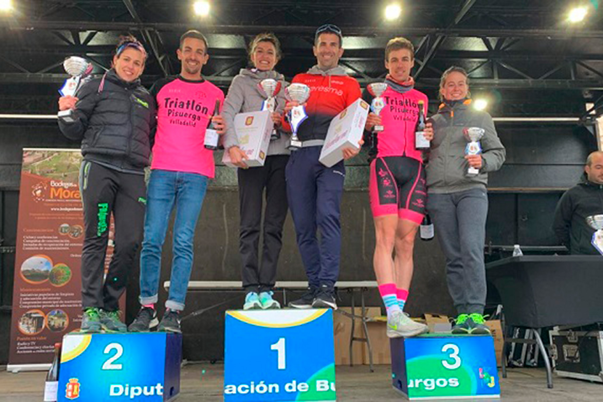 Daniel Gutiérrez, en el centro del podio junto a la ganadora femenina Sheila Fuente./ TRIATLÓN CASTILLA Y LEÓN