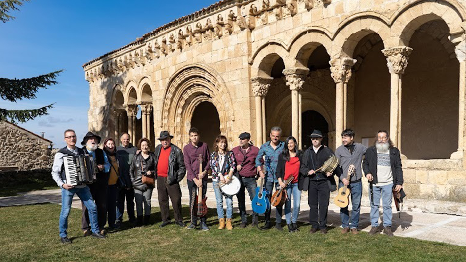 El videoclip de la canción ‘Paha Maha’ del grupo segoviano ‘A Traque Barraque’ está grabado en diferentes puntos de la provincia, como es la Iglesia de San Miguel en Sotosalbos. / CARLOS PUERTO