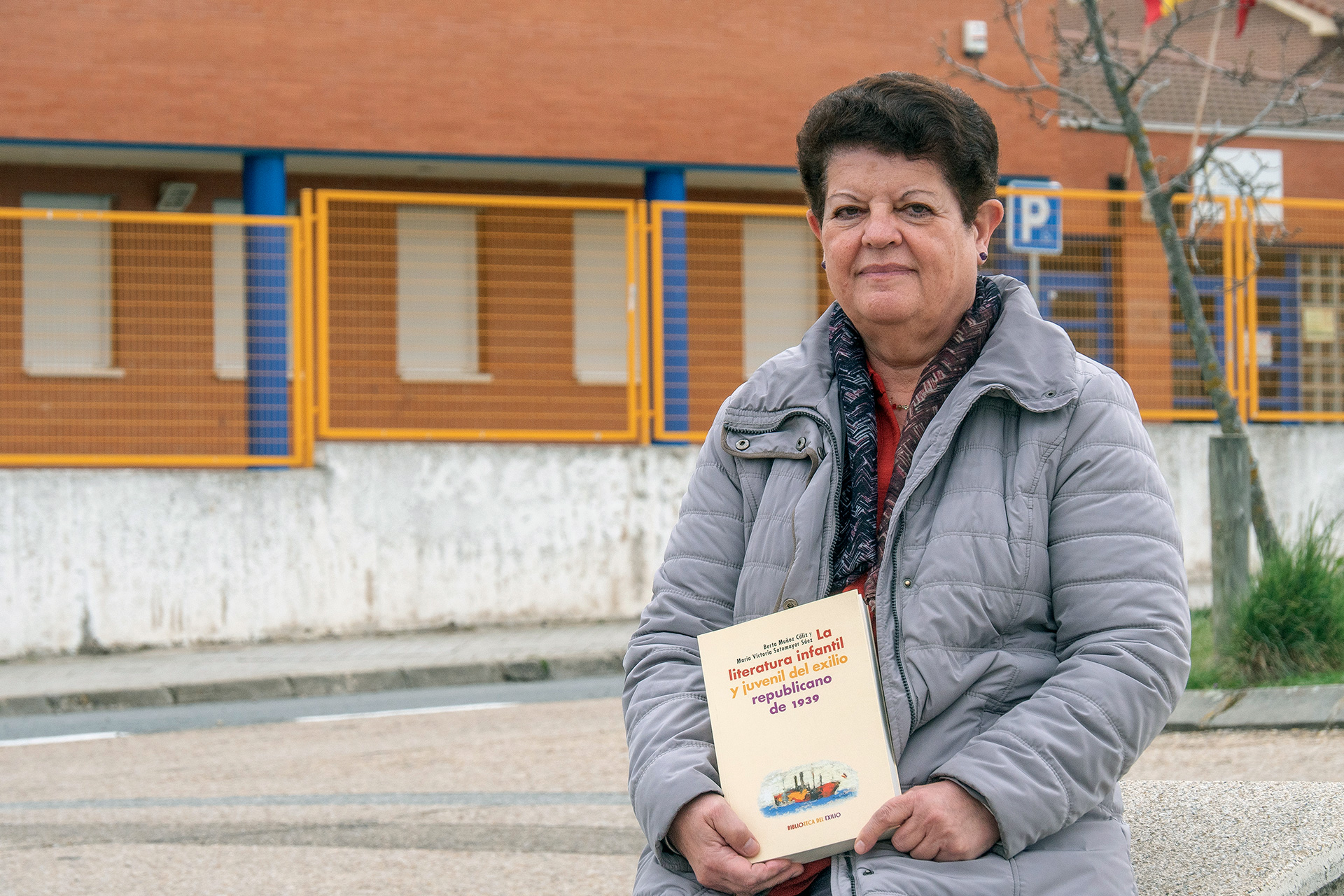 Sotomayor, ante el CEIP Elena Fortún de Segovia, una de las escritoras cuya obra en el exilio investiga. / NEREA LLORENTE