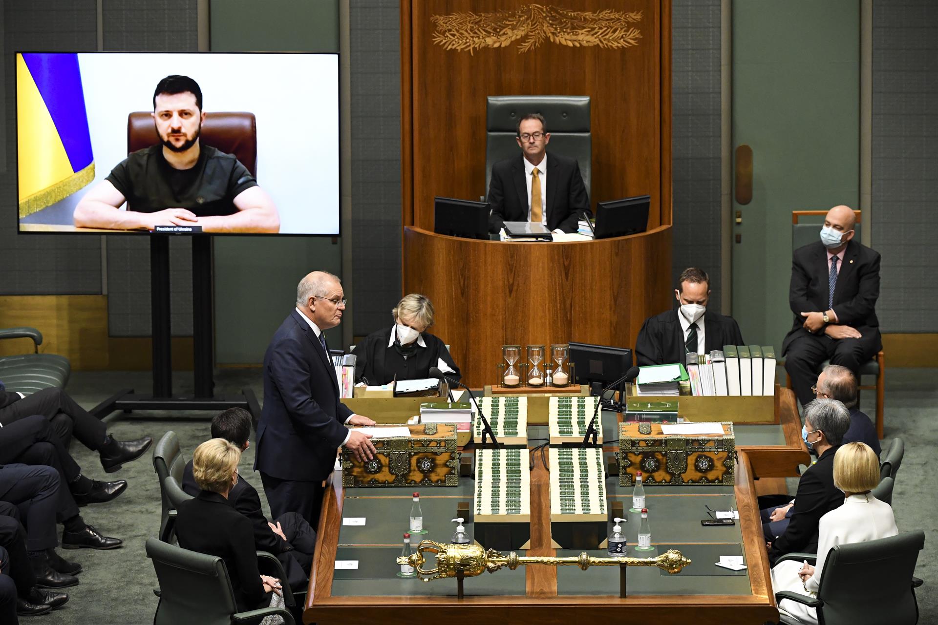 Un momento de la intervención por videoconferencia del presidente ucraniano, Volodimir Zelenski (en la pantalla) en el Parlamento australiano, en Canberra. EFE/EPA/LUKAS COCH