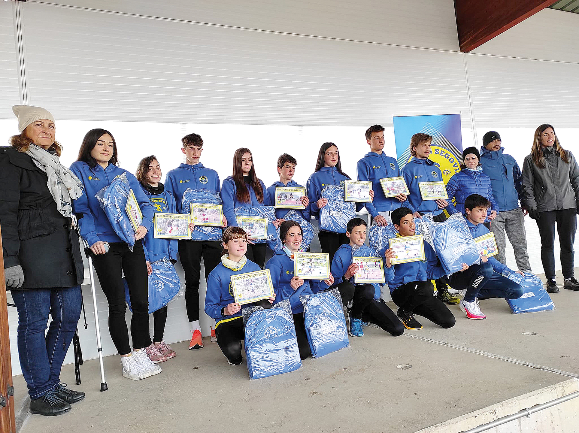 Foto de familia de los becados del Sporting Segovia junto a la concejal de Deportes, Marian Rueda./ SPORTING SEGOVIA
