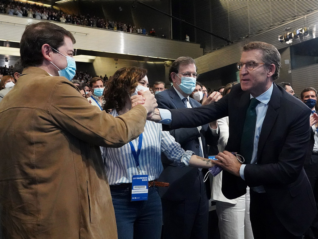 Feijóo justifica su ausencia de la toma de posesión de Mañueco por "su agenda" 1 Alfonso Fernández Mañueco felicita al nuevo líder el PP, Alberto Núñez Feijóo, su elección. / Miriam Chacón/ICAL