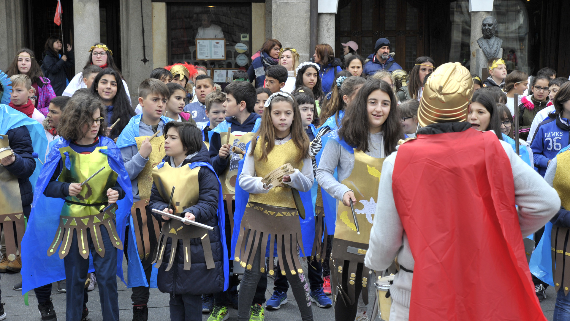 Varios jóvenes segovianos vestidos de romanos en 2019. / NEREA LLORENTE