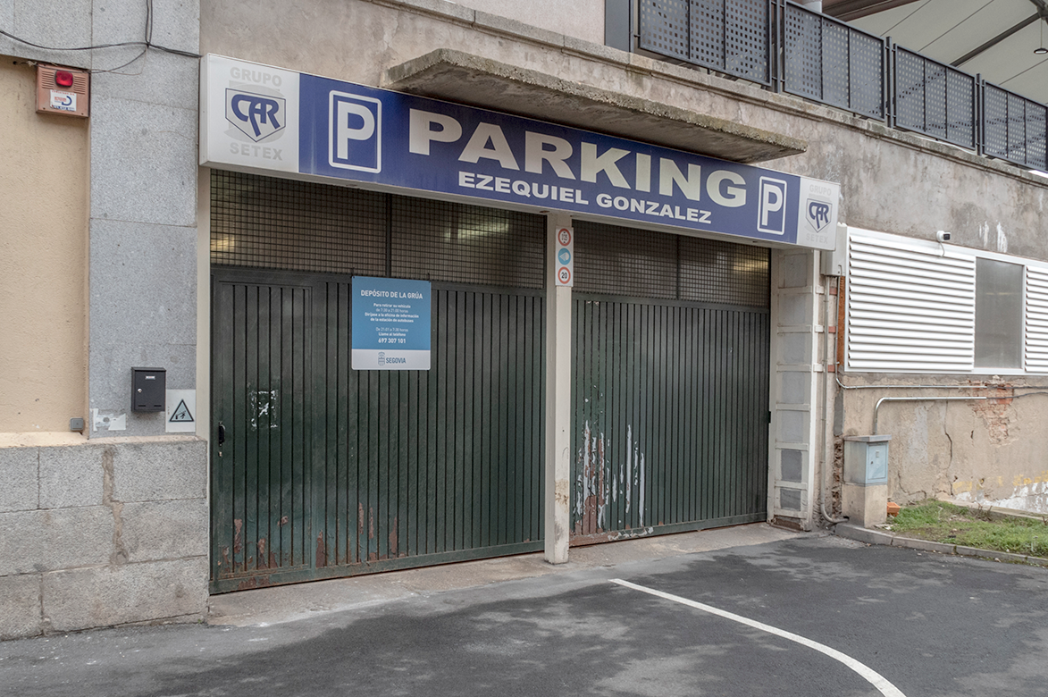 Puerta de acceso al aparcamiento público, que permanece cerrado desde noviembre de 2020. / Kamarero