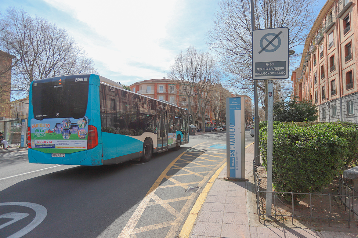 La señal indica el fin de la zona azul al inicio de la avenida de la Constitución, en la plaza de la Universidad. / Rocío Pardos